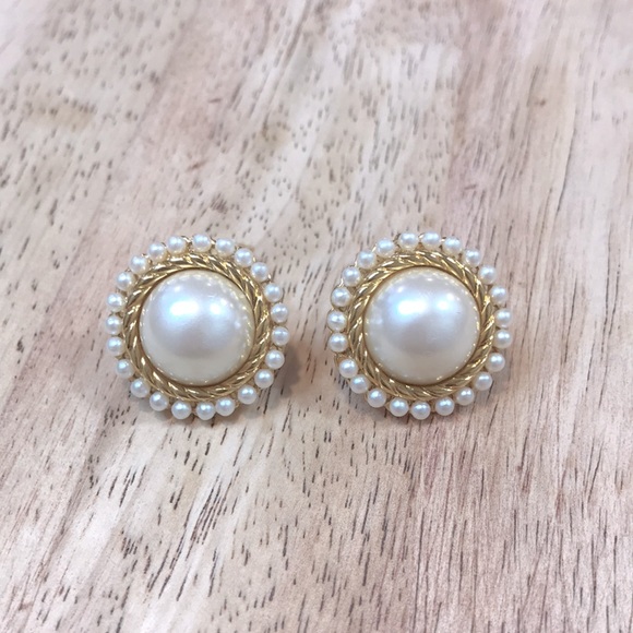 Vintage Signed Richelieu Gold Pearl Clip on Earrings - Picture 6 of 6